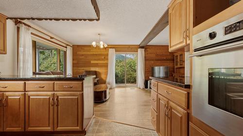 7603 De Jong Drive, Coldstream, BC - Indoor Photo Showing Kitchen