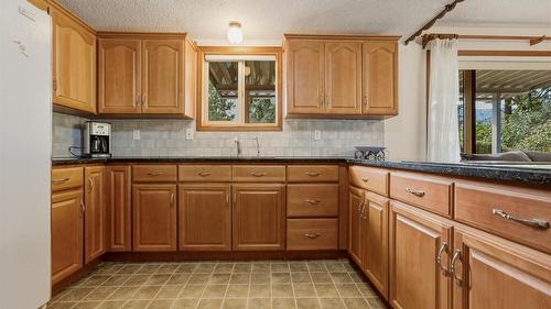 7603 De Jong Drive, Coldstream, BC - Indoor Photo Showing Kitchen