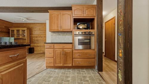 7603 De Jong Drive, Coldstream, BC - Indoor Photo Showing Kitchen