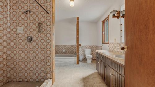 7603 De Jong Drive, Coldstream, BC - Indoor Photo Showing Bathroom