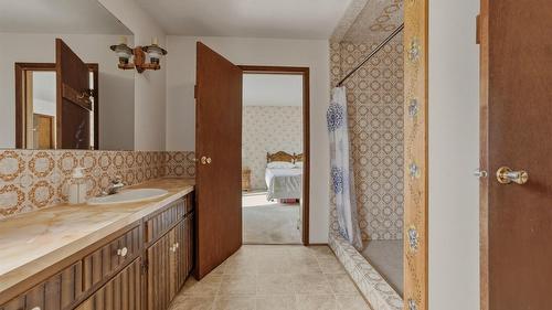 7603 De Jong Drive, Coldstream, BC - Indoor Photo Showing Bathroom