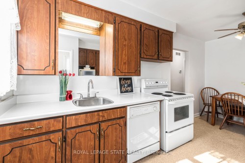 124 Broker Drive, Hamilton, ON - Indoor Photo Showing Kitchen
