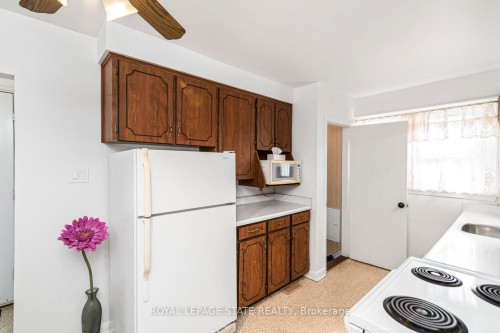 124 Broker Drive, Hamilton, ON - Indoor Photo Showing Kitchen