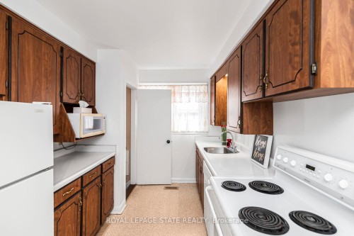 124 Broker Drive, Hamilton, ON - Indoor Photo Showing Kitchen