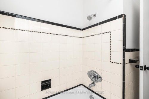 124 Broker Drive, Hamilton, ON - Indoor Photo Showing Bathroom