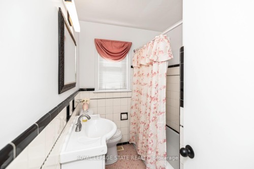 124 Broker Drive, Hamilton, ON - Indoor Photo Showing Bathroom