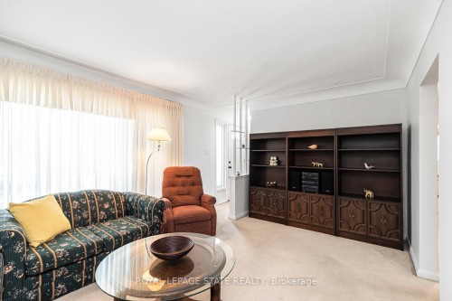 124 Broker Drive, Hamilton, ON - Indoor Photo Showing Living Room