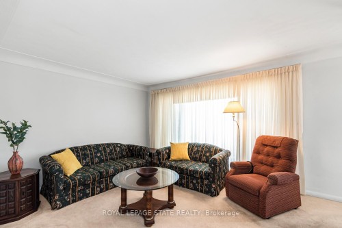 124 Broker Drive, Hamilton, ON - Indoor Photo Showing Living Room