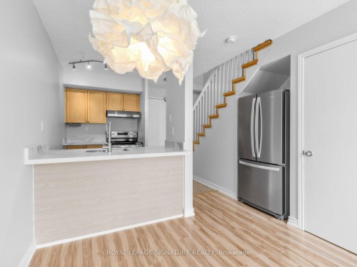 438-1029 King Street W, Toronto, ON - Indoor Photo Showing Kitchen