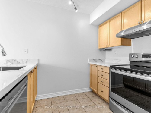 438-1029 King Street W, Toronto, ON - Indoor Photo Showing Kitchen