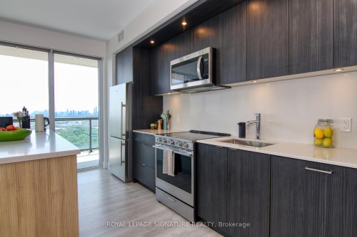 2009-30 Inn On The Park Drive, Toronto, ON - Indoor Photo Showing Kitchen With Upgraded Kitchen