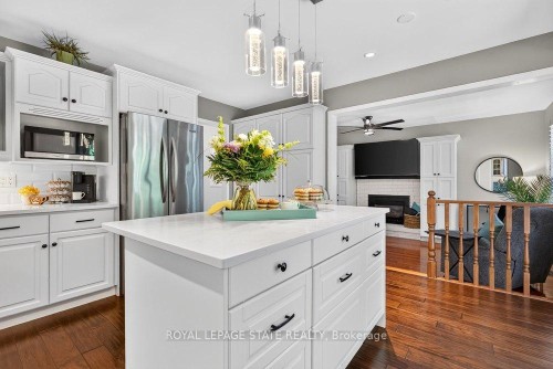 5140 Crimson King Way, Lincoln, ON - Indoor Photo Showing Kitchen With Upgraded Kitchen
