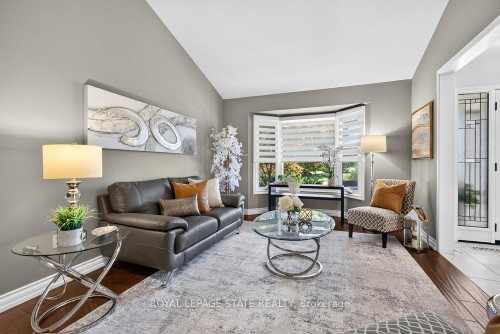 5140 Crimson King Way, Lincoln, ON - Indoor Photo Showing Living Room
