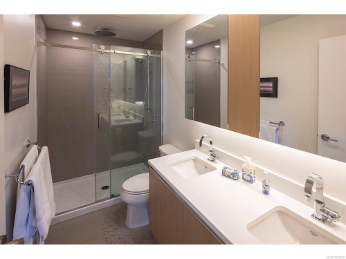 #502-1033 Cook St, Victoria, BC - Indoor Photo Showing Bathroom
