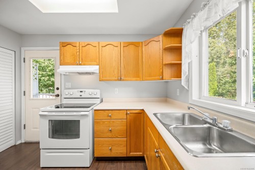 #B-2221 Embleton Cres, Courtenay, BC - Indoor Photo Showing Kitchen With Double Sink