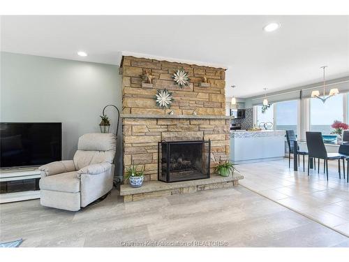 95 Island Crescent, Lighthouse Cove, ON - Indoor Photo Showing Living Room With Fireplace