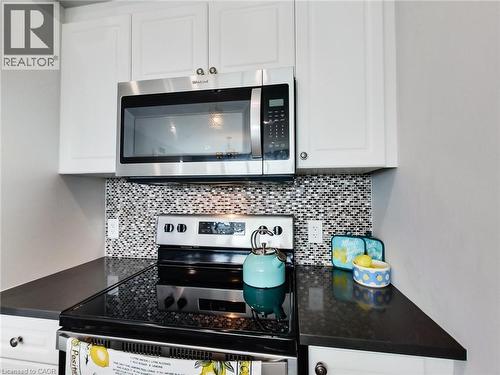 16 Concord Place Unit# 318, Grimsby, ON - Indoor Photo Showing Kitchen With Upgraded Kitchen
