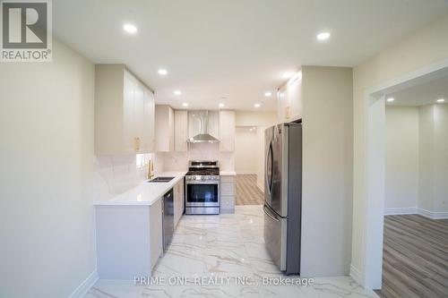 3290 Cambourne Crescent, Mississauga, ON - Indoor Photo Showing Kitchen With Upgraded Kitchen