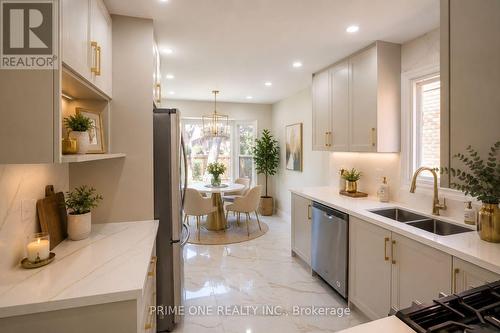 3290 Cambourne Crescent, Mississauga, ON - Indoor Photo Showing Kitchen With Double Sink With Upgraded Kitchen