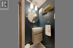 Main floor 2 pc Bathroom - 