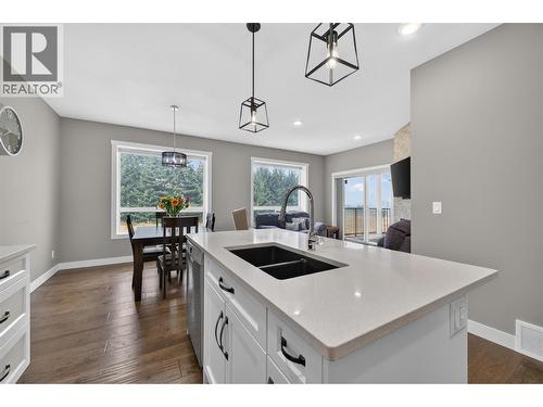 1791 10 Street Sw Unit# 27, Salmon Arm, BC - Indoor Photo Showing Kitchen With Double Sink