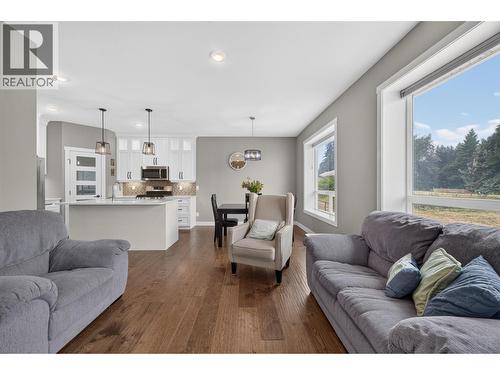 1791 10 Street Sw Unit# 27, Salmon Arm, BC - Indoor Photo Showing Living Room