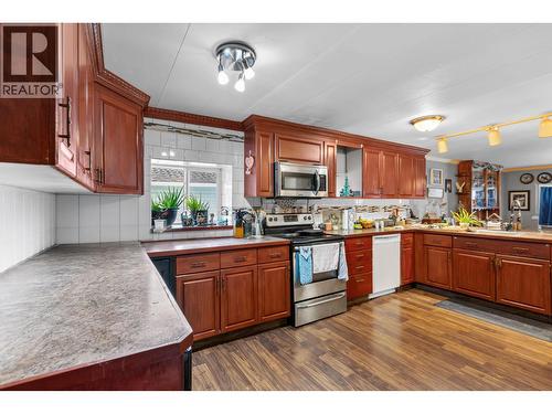 4016 Diamond Drive, Prince George, BC - Indoor Photo Showing Kitchen With Double Sink