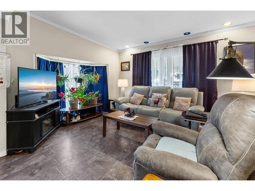 4016 Diamond Drive, Prince George, BC - Indoor Photo Showing Living Room