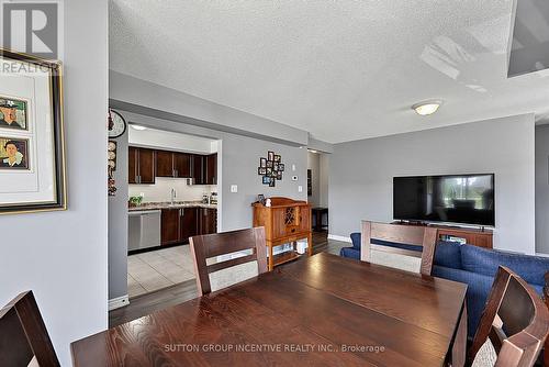 7 - 139 Sydenham Wells, Barrie, ON - Indoor Photo Showing Living Room