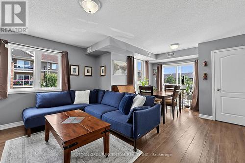 7 - 139 Sydenham Wells, Barrie, ON - Indoor Photo Showing Living Room