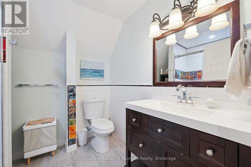 MAIN HS: 3pc bath on 2nd Floor - 212 James Street, Bracebridge, ON - Indoor Photo Showing Bathroom