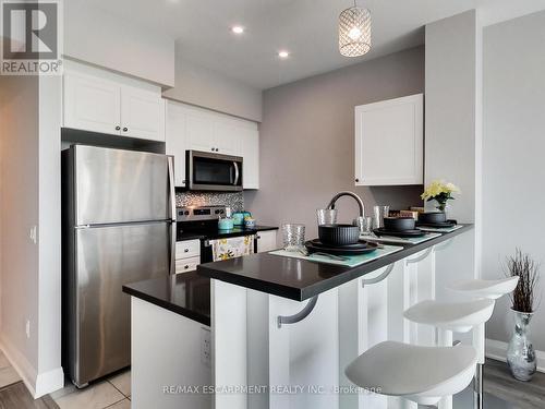 318 - 16 Concord Place, Grimsby, ON - Indoor Photo Showing Kitchen With Upgraded Kitchen