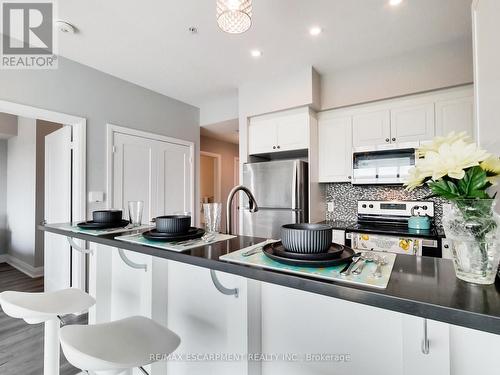 318 - 16 Concord Place, Grimsby, ON - Indoor Photo Showing Kitchen With Upgraded Kitchen