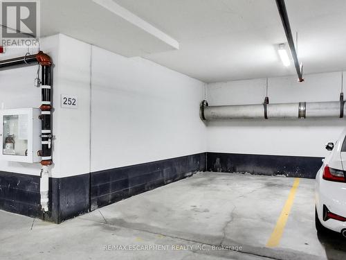 318 - 16 Concord Place, Grimsby, ON - Indoor Photo Showing Garage