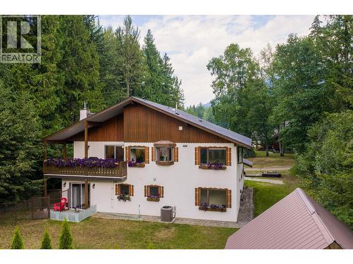 Home close to all amenities - 1587 Pratico Road, Revelstoke, BC - Outdoor