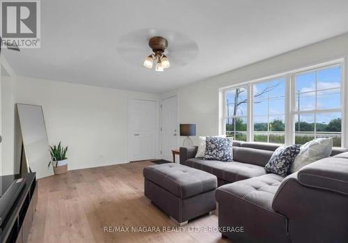 1970 Garrison Road, Fort Erie (Crescent Park), ON - Indoor Photo Showing Living Room