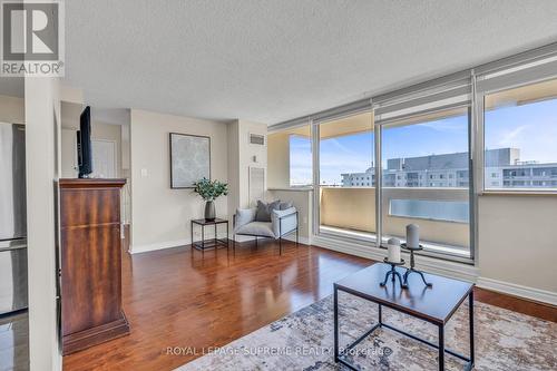 1907 - 3590 Kaneff Crescent, Mississauga, ON - Indoor Photo Showing Living Room