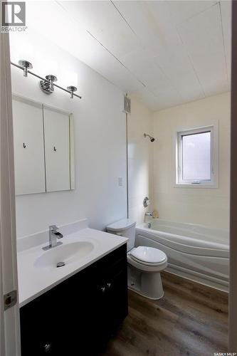 376 6Th Avenue Nw, Swift Current, SK - Indoor Photo Showing Bathroom