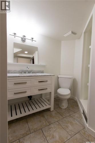 376 6Th Avenue Nw, Swift Current, SK - Indoor Photo Showing Bathroom