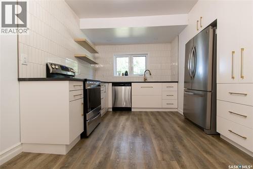 376 6Th Avenue Nw, Swift Current, SK - Indoor Photo Showing Kitchen
