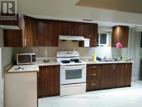 7208 Hermitage Road, Mississauga, ON - Indoor Photo Showing Kitchen With Double Sink
