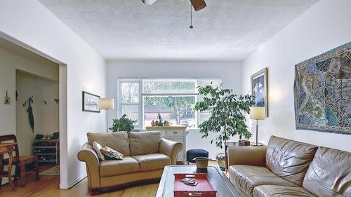 10017 - 113 Street, Edmonton, AB - Indoor Photo Showing Living Room