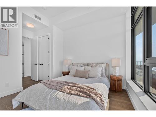 Secondary bedroom with an ensuite - 3800 Capozzi Road Unit# Ph2, Kelowna, BC - Indoor Photo Showing Bedroom