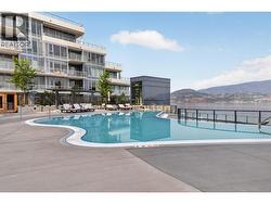 Large outdoor infinity pool with stunning views - 