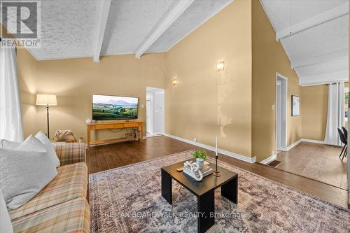 201 Linda Loop, Ottawa, ON - Indoor Photo Showing Living Room