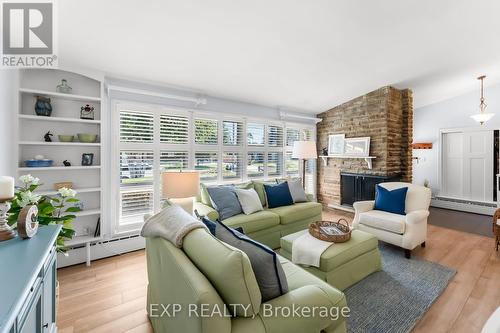 3279 Saint Patrick Avenue, Niagara Falls (Stamford), ON - Indoor Photo Showing Living Room