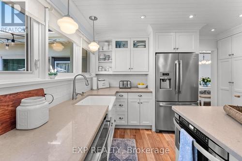 3279 Saint Patrick Avenue, Niagara Falls (Stamford), ON - Indoor Photo Showing Kitchen With Upgraded Kitchen
