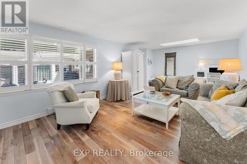3279 Saint Patrick Avenue, Niagara Falls (Stamford), ON - Indoor Photo Showing Living Room