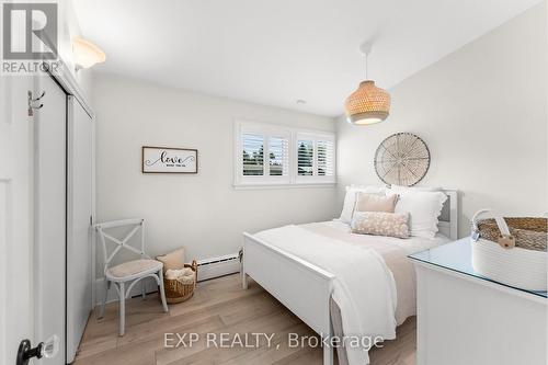 3279 Saint Patrick Avenue, Niagara Falls (Stamford), ON - Indoor Photo Showing Bedroom