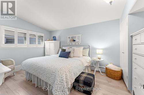 3279 Saint Patrick Avenue, Niagara Falls (Stamford), ON - Indoor Photo Showing Bedroom